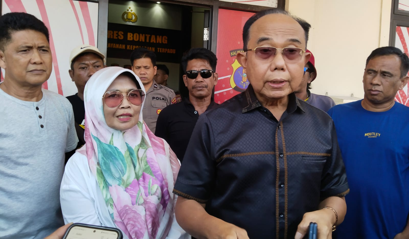 Neni Moerniaeni bersama suaminya, Andi Sofyan Hasdam usai menyerahkan laporan ko Polres Bontang, Senin (3/9/2024). (Fn/Expresi.co)