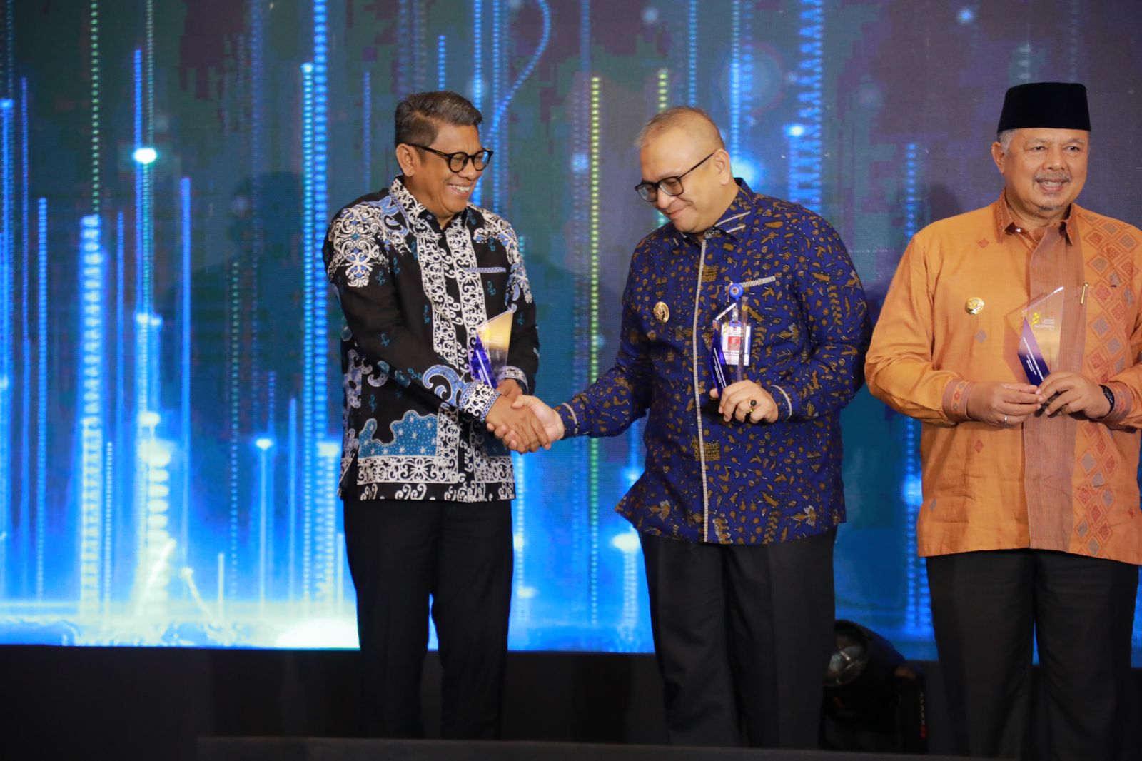Basri Rase Dinobatkan Sebagai Tokoh Pelestari Lingkungan dan Mitigasi Bencana di Ajang Apresiasi Tokoh Indonesia 2024