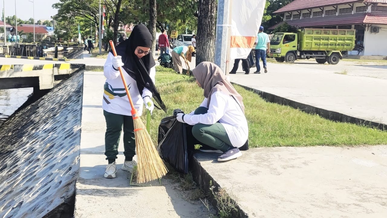 Harhunas 2024, KSOP Bontang Bersih-bersih Laut dan Pantai Tanjung Laut