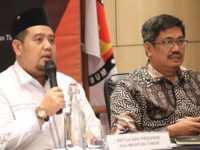 Ketua KPU Kaltim yang didampingi Komisioner KPU Kaltim Suardi dalam acara Rakor Persiapan Penerimaan Pendaftaran Bakal Calon Gubernur dan Wakil Gubernur Kalimantan Timur Tahun 2024 di Hotel Mercure Samarinda pada Jumat, (23/8/2024). (Ist)