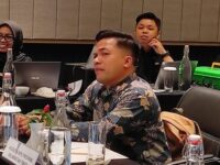 Komisioner Divisi Sosialisasi Pendidikan Pemilih, Parmas, dan SDM KPU Kaltim, Abdul Qoyyim Rasyid Saat gelaran sisialisasi terkait dana kampanye dan pelaksanaan kampanye untuk Pemilhan Kepala Daerah (Pilkada) 2024, yang berlangsung di Hotel Mercure. (Ist)