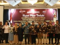 Jajaran Komisioner KPU Balikpapan berfose bersama uasi gelaran rapat Pleno Terbuka Rekapitulasi dan Penetapan DPT Kota Balikpapan di Hotel Grand Jatra Balikpapan, Kamis (19/9/2024). (Ist)