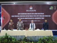 Dua Komisiner KPU Kaltim yakni Iffa Rosita, dan Ramaon Dearnov Saragih saat gelaran Rakor Analisis Data Ganda dan Invalid Guna Persiapan Penetapan DPT yang dilakukan di Grand Equator Hotel, Bontang. (Ist)