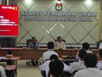 Komisioner Bidang Sosialisasi, Pendidikan Pemilih, Partisipasi Masyarakat, dan Sumber Daya Manusia KPU Kaltim, Abdul Qoyim Rasyid (tengah) saat memberikan sosialisasi terkait peran pemilih pemula pada pilkada kaltim 2024. (Ist)