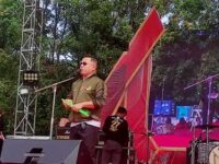 Komisioner KPU Kaltim Abdul Qayyim Rasyid saat memberikan sambutan di acara jalan sehata KPU Kota Samarinda di Gor Segiri Minggu (1/9/2024) pagi. (Ist)
