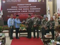 Pasangan Rudi Mas'Ud dan Seno Aji saat mendaftar ke KPU Kaltim (Ist)