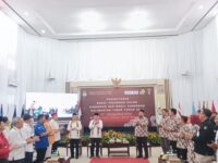 Pasangan Calon Gubernur Kaltim Isran Noor-Hadi Mulyadi saat di sambut oleh Ketua KPU Kaltim di Aula Lt 1 KPU Kaltim Rabu (28/8/2024) pagi. (Ist)