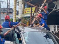 Tiang Listrik Roboh di Bontang Permai, Timpa Mobil dan Rumah Warga