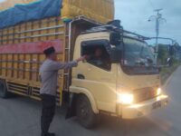 Sat Binmas Polresta Mamuju Gelar "Jumat Berkah", Bagikan Nasi Kuning untuk Sopir Lintas Provinsi