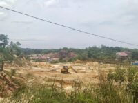 Hasil pantauan di lokasi pada Kamis (6/2/2025) menunjukkan keberadaan alat berat berupa ekskavator yang aktif bekerja. Bekas galian terlihat jelas di sepanjang kiri dan kanan jalan, tak jauh dari kantor Polsek Bontang Barat. Bahkan, sebuah rumah di sekitar lokasi nyaris roboh akibat aktivitas pertambangan yang terus berlangsung tanpa pengawasan.