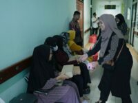 PWI Bontang Bagi-Bagi Ratusan Takjil ke Pasien RSUD, Dirangkai Kajian THR