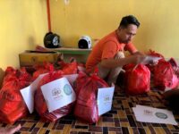 Pemuda Tani Indonesia Kota Bontang dan Masyarakat Bontang Kuala Bersatu Bagikan Sembako untuk Warga Pesisir
