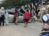 Kijang Innova Hantam Pohon di Jalan Soekarno Hatta, Pengemudi Menghilang dari TKP