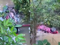 Tragis! Mobil Travel Terjun ke Sungai di Kutim, Dua Penumpang Tewas Terjebak