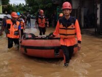 Terjebak Banjir, Ibu Sakit Pascacaesar Dievakuasi Pakai Perahu Karet di Bontang