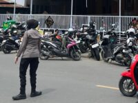 Jaga Kekhusukan Sholat Jumat, Polwan Polresta Mamuju Gelar Pengamanan di Setiap Masjid