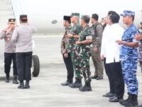 Wakil Ketua Komisi II DPRD Kaltim, Sapto Setyo Pramono, menyambut kedatangan Kapolri di Bandara APT Pranoto Samarinda