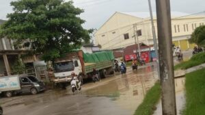 Warga Bontang Kuala Mengeluh: "Sudah Banjir, Jalan Diblokir Truk Pula" Warga Bontang Kuala Mengeluh: "Sudah Banjir, Jalan Diblokir Truk Pula"