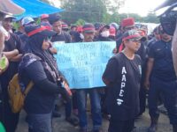 Dugaan Pencemaran Laut, Nelayan Blokade Gerbang PT EUP Tuntut Ganti Rugi