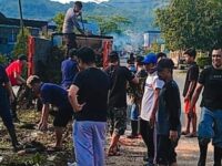 Warga Gotong Royong Bersihkan Saluran Air