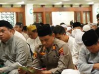 Abdul Rahman Agus tunaikan Sholat Idul Adha 1446H di Masjid Baitul Muttaqien, Islamic Center Kaltim, Jumat (6/6). (Foto : Humas Sekretariat DPRD Kaltim)