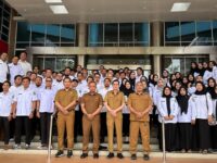 Sesi foto bersama usai penyerahan secara simbolis sertifikat P3K.