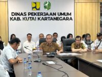 Sekretaris Dinas PU Kukar, Rudi saat menyampaikan arahan.