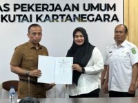 Sekretaris Dinas PU Kukar Rudi saat penyerahan SK P3K secara simbolis.