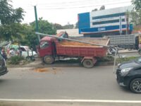 Diduga Hindari Bus Tambang, Truk di Bontang Hantam Fasilitas Umum