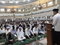 Wagub Seno Aji Ajak Teladani Keteladanan Ibrahim-Ismail Saat Pimpin Salat Id di Islamic Center