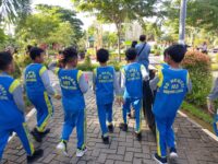 Siswa SDN 003 Bontang Utara Turun Tangan Bersihkan Taman Adipura Bontang Kuala
