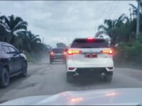Gubernur Kaltim Tinjau Jalan Rusak Menuju Kubar: “Aspalnya Jadi Kerupuk”