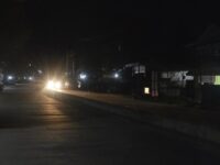 Kondisi ruas jalan di Samarinda yang minim penerangan jalan.