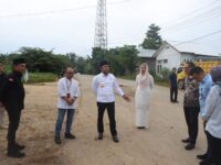 Hasanuddin Mas'ud dampingi Gubernur Kaltim tinjau jalan poros Kukar-Kubar, Jum'at (20/6) (Foto : Humas Sekretariat DPRD Kaltim)