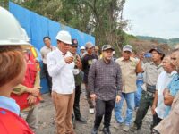 Peninjauan lokasi longsor di Kab. Kukar, Selasa (24/6) (Foto : Humas Sekretariat DPRD Kaltim)