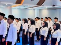 Suasana haru di aula Dispora Kaltim usai pengangkatan pegawai Dispora Kaltim (Foto : PPID Dispora Kaltim)