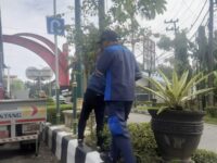 Dishub Bontang Cek Kondisi Penerangan di Tugu Selamat Datang yang Dikeluhkan Warga