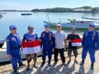 Jelang HUT RI ke-80, Satpolairud Pangkep Ajak Nelayan Kibarkan Merah Putih di Laut Labakkang