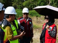 DPU Kukar Dampingi Wabup Rendi Solihin Tinjau Pembangunan Jembatan Sebulu