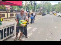 2 Ton Beras Murah Habis dalam Sehari, Warga Pangkep Rela Antre Panjang