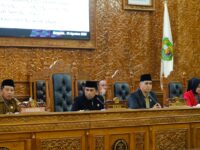 - Proses pembahasan Anggaran Pendapatan dan Belanja Daerah Perubahan (APBD-P) Kabupaten Kutai Timur (Kutim) tahun 2025 kembali tersendat. Hingga pertengahan Agustus, dokumen penting berupa Kebijakan Umum Anggaran (KUA) dan Prioritas Plafon Anggaran Sementara (PPAS) belum juga diserahkan pemerintah daerah kepada DPRD Kutim. ‎ ‎Situasi ini menjadi sorotan tajam dalam Rapat Paripurna ke-LII DPRD Kutim yang digelar Selasa (19/8/2025). Dari 28 legislator yang hadir, banyak yang mempertanyakan keseriusan Pemkab Kutim dalam menyiapkan agenda penting tersebut. ‎ ‎"Lagi-lagi pemerintah tidak siap menyampaikan nota pengantar pada hari ini yang sudah kami tetapkan pada saat rapat BANMUS. Jadi, mohon Pak asisten sampaikan ke Pak Bupati dan tim TAPD untuk bisa serius dalam hal ini karena APBD kita ini sudah sudah sangat terlambat,"ujarnya saat rapat Paripurna berlangsung. ‎ ‎Menurut Anjas, keterlambatan ini berpotensi mengganggu kelancaran pembahasan anggaran maupun pelaksanaan program pembangunan di lapangan. “Ini juga berkaitan nanti tentang lancarnya pembahasan dan kegiatan kita di masyarakat.,” tambahnya. ‎ ‎Menanggapi kritik tersebut, Asisten Administrasi Umum Setkab Kutim, Sudirman Latief, memberikan klarifikasi. Ia menjelaskan, keterlambatan terjadi bukan karena kelalaian, melainkan karena prinsip kehati-hatian yang dijunjung Pemkab Kutim dalam menyusun anggaran. ‎ ‎"Kami berkomitmen menyusun APBD Perubahan dengan cermat dan akurat. Ini penting agar tidak menimbulkan persoalan hukum di kemudian hari. Apalagi kondisi fiskal nasional yang menuntut efisiensi tentu berimbas ke daerah, sehingga struktur APBD harus disesuaikan kembali,” ungkap Sudirman. ‎ ‎Ia juga menyinggung dinamika pembangunan daerah sebagai faktor lain yang membuat proses penyusunan memerlukan waktu lebih panjang. Namun demikian, ia menegaskan roda pemerintahan dan pelayanan publik tetap berjalan normal. ‎ ‎“Pemerintahan tidak terhambat. Kami berharap pembahasan bersama DPRD bisa segera dirampungkan sehingga APBD-P 2025 dapat disahkan dan dilaksanakan sesuai aturan yang berlaku,” pungkasnya.