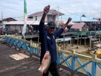 Ratusan Warga Serbu Sungai Bontang Kuala, Berebut Ikan Sambil Rayakan Kemerdekaan