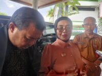 Wali Kota Bontang Neni Moerniaeni (tengah) saat ditemui awak media (dok: Bib/expresi)