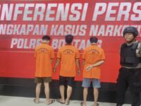 3 pengedar sabu berbaju tahanan di Polres Bontang dimunculkan saat konferensi pers, Jumat 3 Oktober 2025 (dok: labib/expresi)