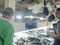 Salah satu penjual Ikan, Iwan saat ditemui di pasar Taman Rawa Indah, Senin, 6 Oktober 2025 (dok: Expresi)