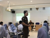 Pegawai Kejari sedang mengedukasi pelajar dalam kegiatan Jaksa Go To School, Senin, 13 Oktober 2025 (Dok: labib/expresi)