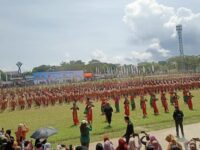 2000 penari memeriahkan HUT ke 26 Kota Bontang di lapangan stadion Besai Berinta Lang- Lang, pada Rabu, 15 Oktober 2025. (Dok: Labib/Expresi)
