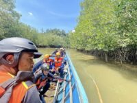 Proses pencarian Tim SAR Balikpapan terhadap pemancing yang dilaporkan diterkam buaya, Rabu 15 Oktober 2025 (dok: Tim SAR)