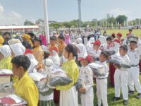 Siswa yang mendapatkan paket bantuan perlengkapan sekolah saat upacara HUT ke 26 Bontang di Besai Berinta Lang-Lang, Rabu (15/10/2025) (Dok: Labib/expresi)