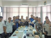 Peserta rapat koordinasi gabungan di lantai 3 kantor PT LBB di pelabuhan Lok Tuan, Bontang, Kamis, 16 Oktober 2025 (dok: Labib/expresi)
